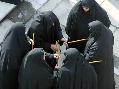 Χειροπέδες σε καλόγριες –μαϊμού που λήστευαν ηλικιωμένους